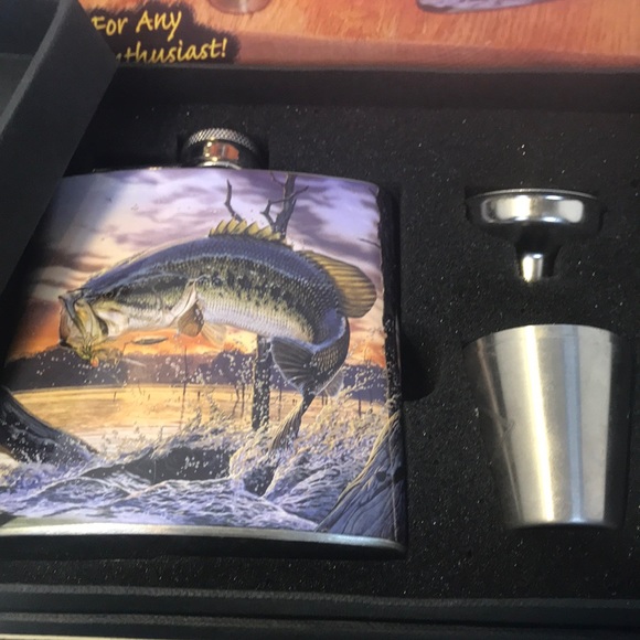 2 flask/shot glass sets new in original boxes - Picture 6 of 8